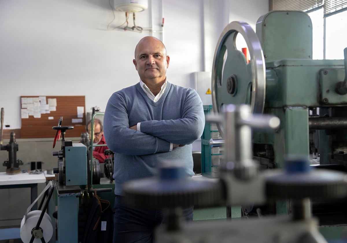 Rafael Navarro, en el taller de su empresa en el Parque Joyero