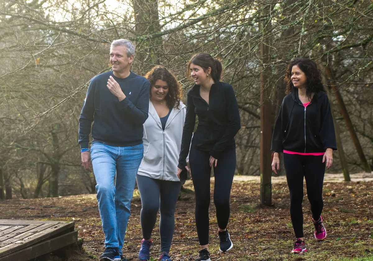 Alfonso Rueda dando un paseo con su familia en Santiago