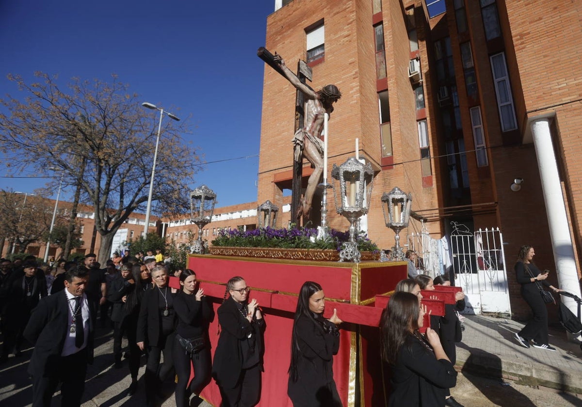 El Santísimo Cristo de la Piedad, en posición vertical, por su barrio, durante el traslado desde su parroquia a la Catedral