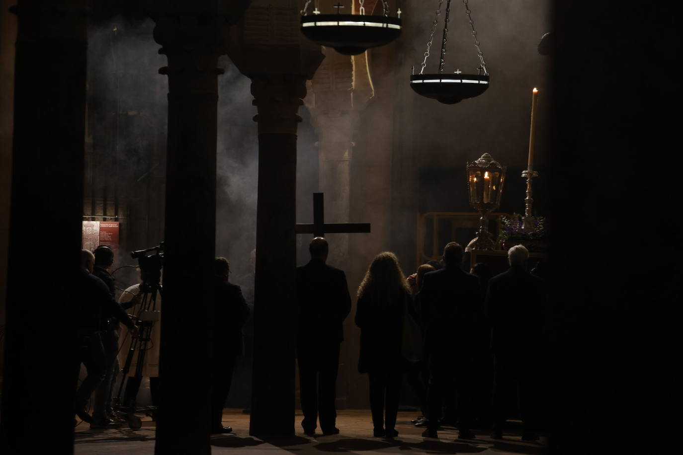 Fotos: El sobrecogedor Vía Crucis de las hermandades en torno al Cristo de la Piedad de Córdoba