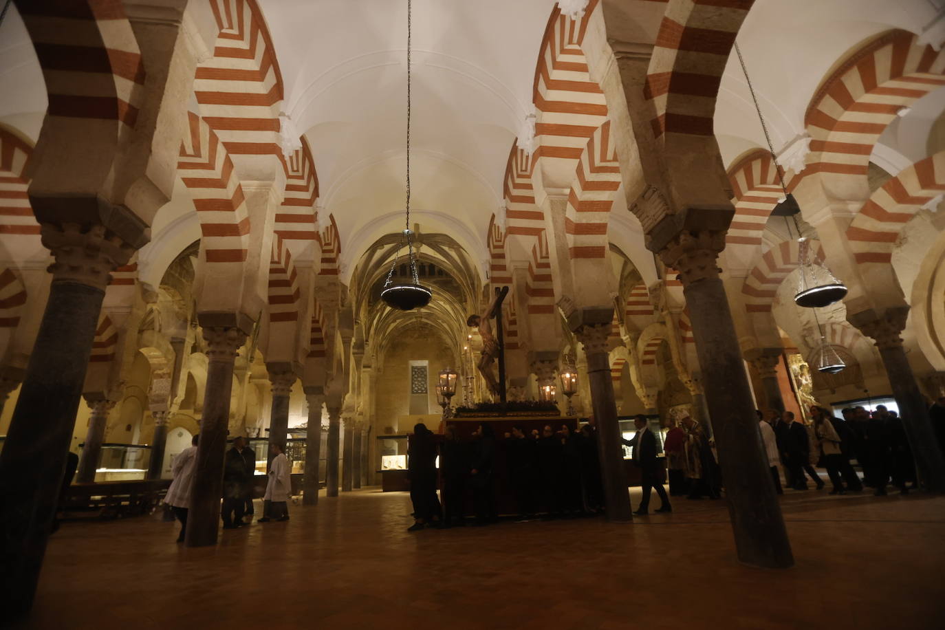 Fotos: El sobrecogedor Vía Crucis de las hermandades en torno al Cristo de la Piedad de Córdoba