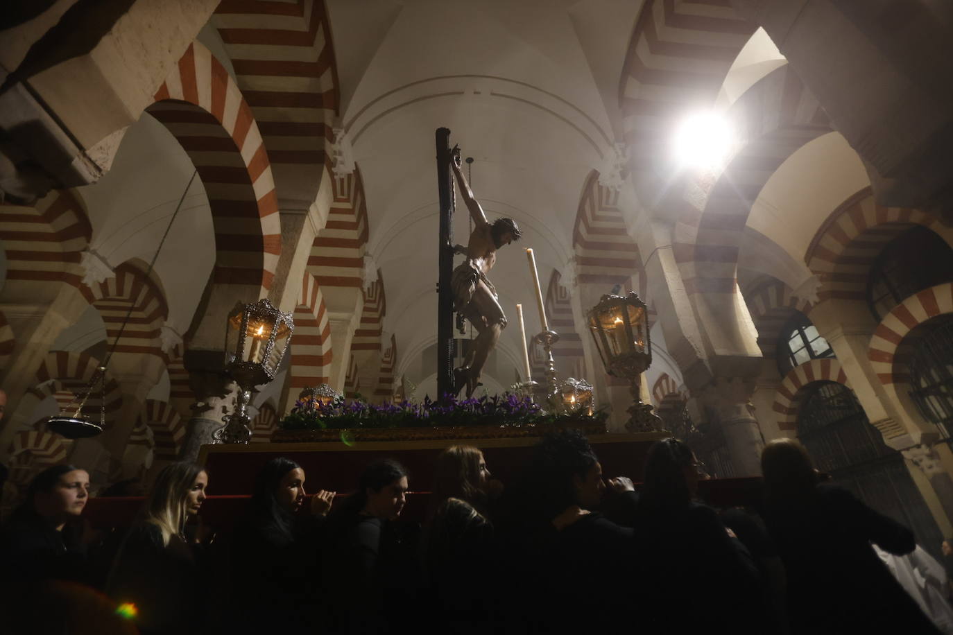 Fotos: El sobrecogedor Vía Crucis de las hermandades en torno al Cristo de la Piedad de Córdoba