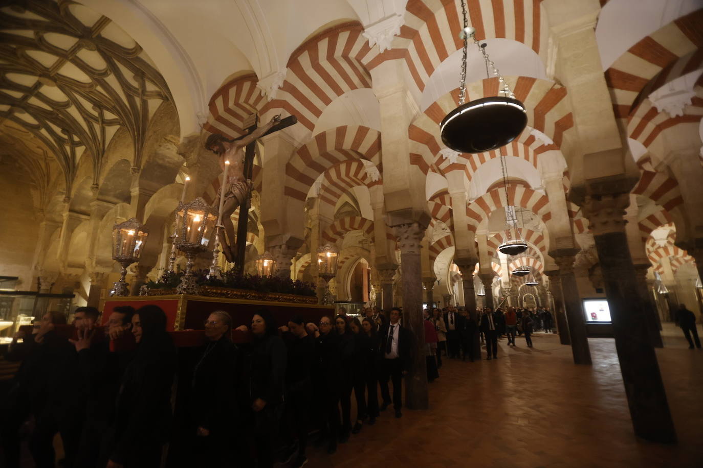 Fotos: El sobrecogedor Vía Crucis de las hermandades en torno al Cristo de la Piedad de Córdoba