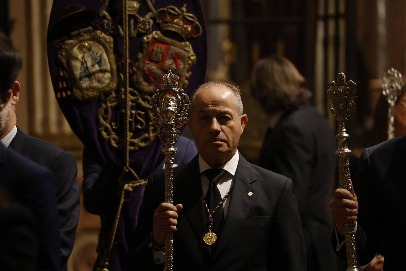 Fotos: El sobrecogedor Vía Crucis de las hermandades en torno al Cristo de la Piedad de Córdoba