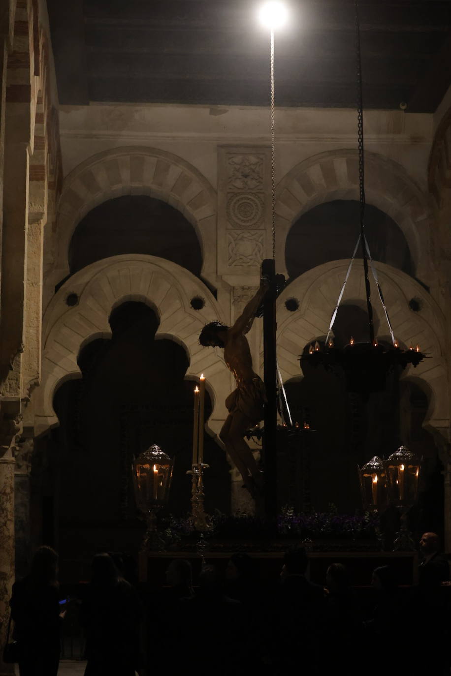 Fotos: El sobrecogedor Vía Crucis de las hermandades en torno al Cristo de la Piedad de Córdoba