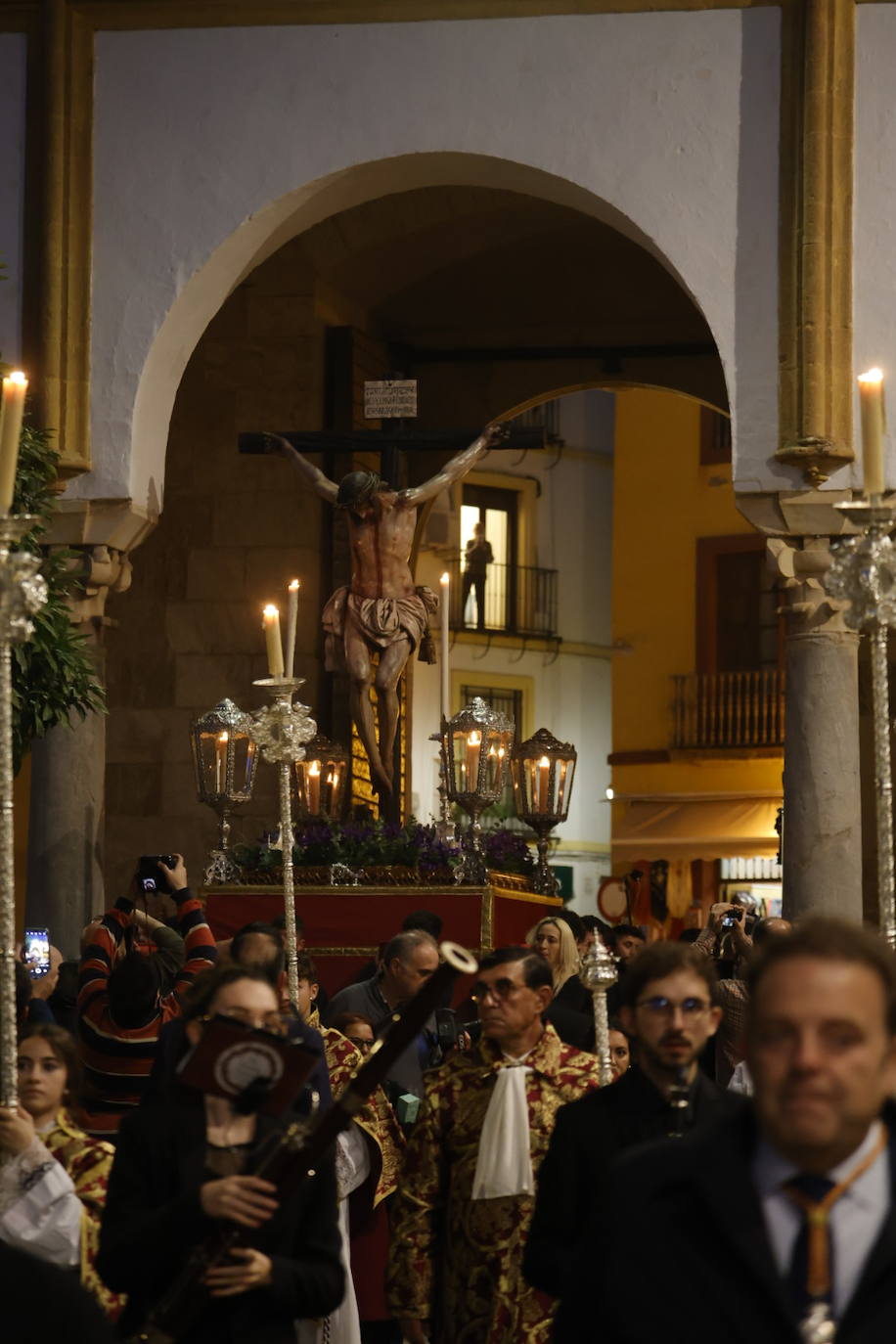 Fotos: El sobrecogedor Vía Crucis de las hermandades en torno al Cristo de la Piedad de Córdoba