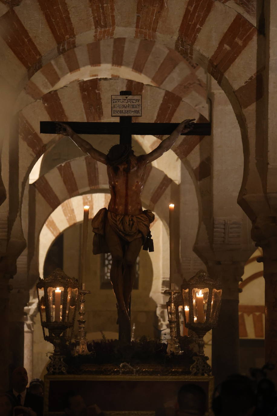 Fotos: El sobrecogedor Vía Crucis de las hermandades en torno al Cristo de la Piedad de Córdoba