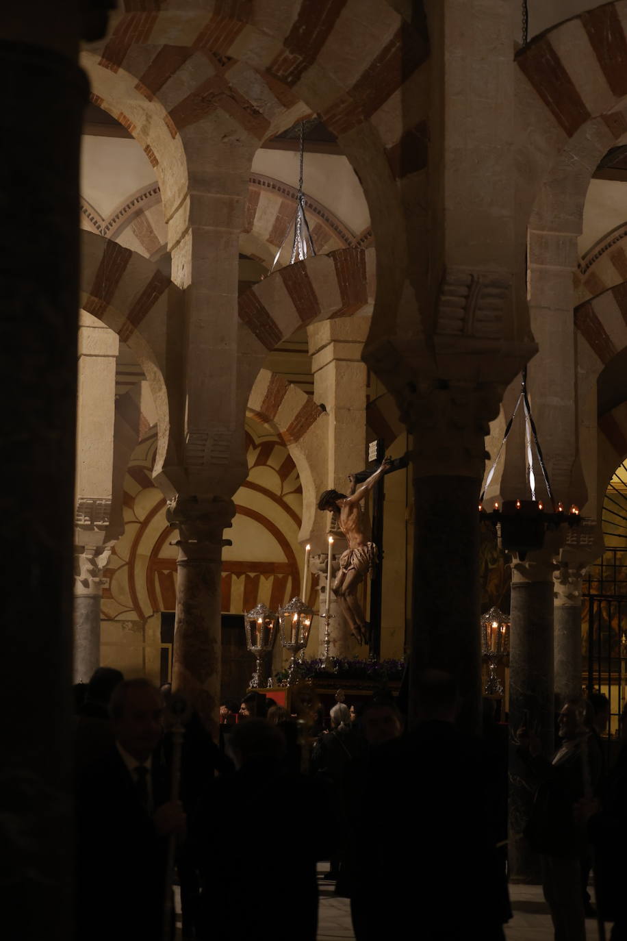 Fotos: El sobrecogedor Vía Crucis de las hermandades en torno al Cristo de la Piedad de Córdoba