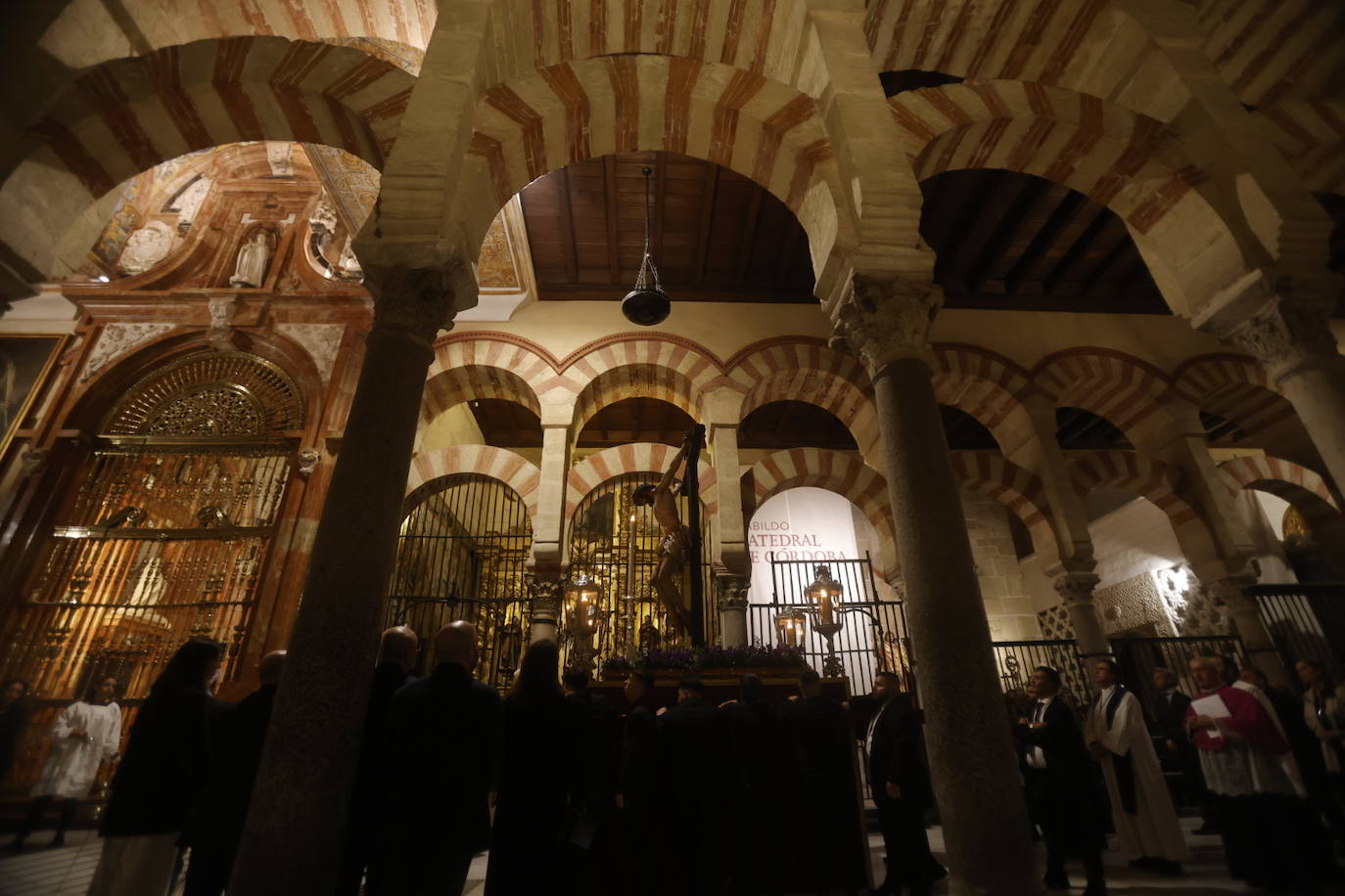 Fotos: El sobrecogedor Vía Crucis de las hermandades en torno al Cristo de la Piedad de Córdoba