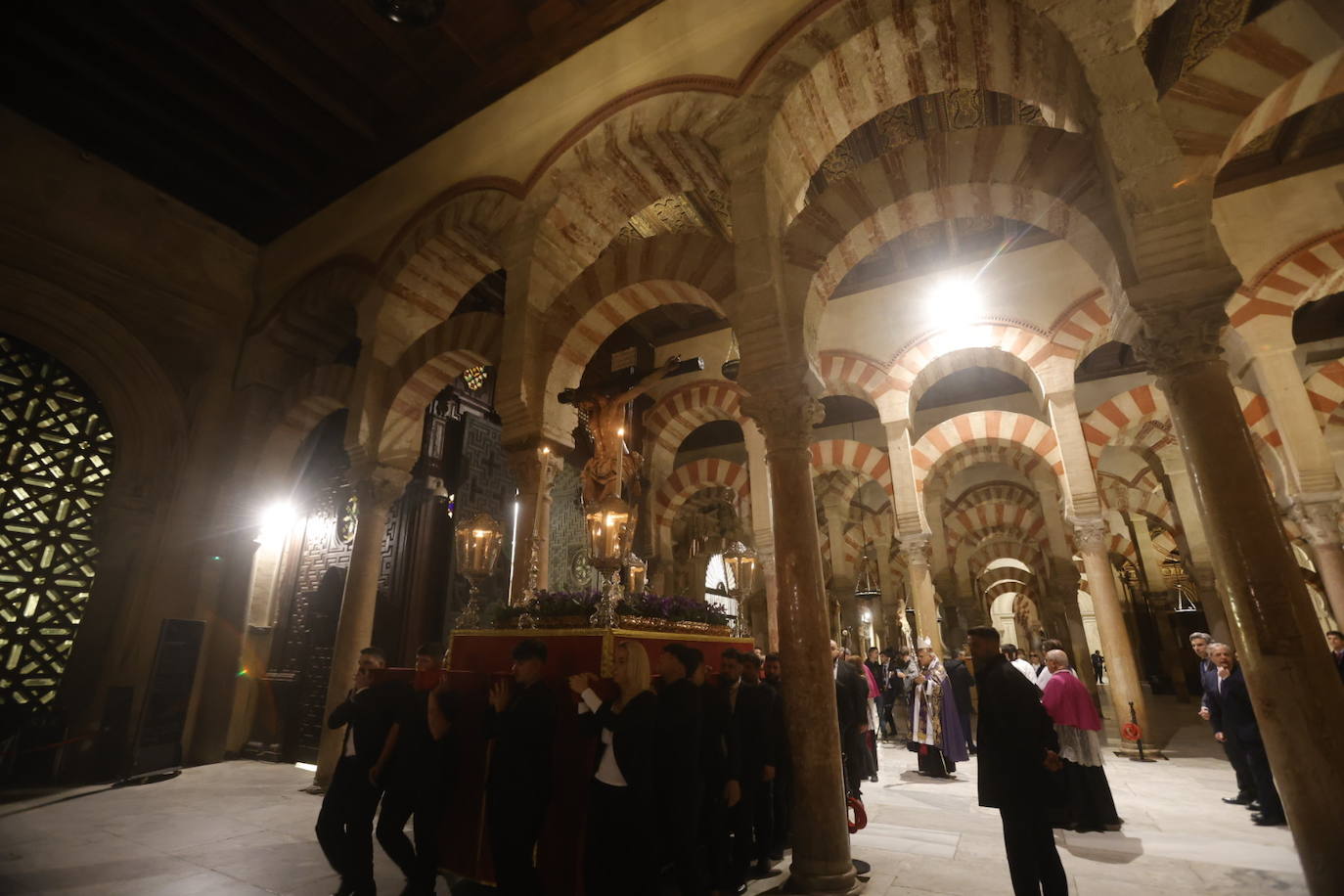 Fotos: El sobrecogedor Vía Crucis de las hermandades en torno al Cristo de la Piedad de Córdoba