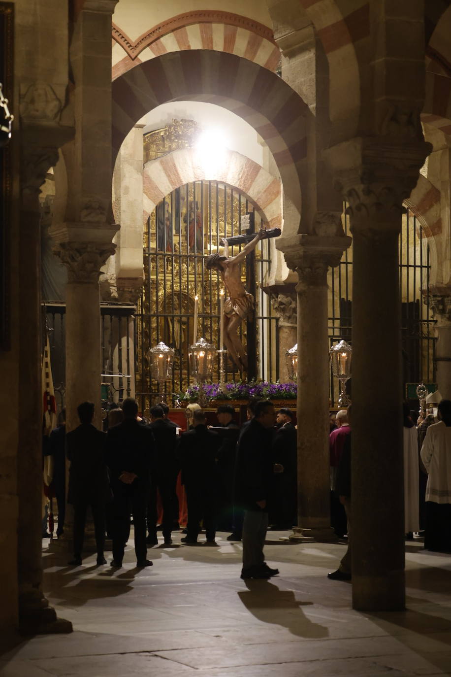 Fotos: El sobrecogedor Vía Crucis de las hermandades en torno al Cristo de la Piedad de Córdoba