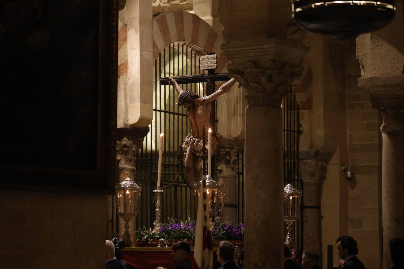 Fotos: El sobrecogedor Vía Crucis de las hermandades en torno al Cristo de la Piedad de Córdoba