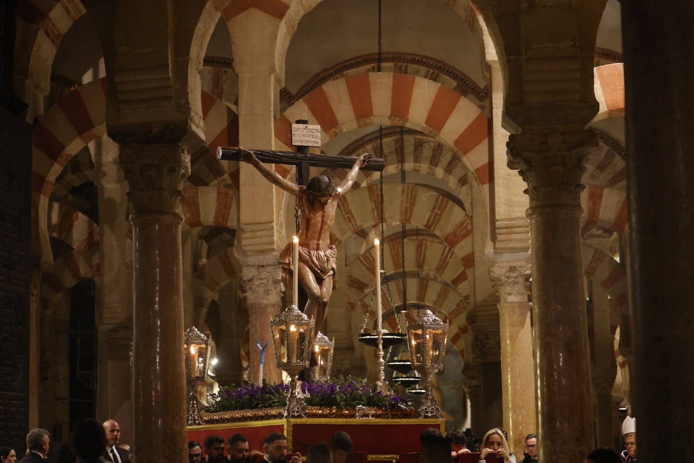 Fotos: El sobrecogedor Vía Crucis de las hermandades en torno al Cristo de la Piedad de Córdoba