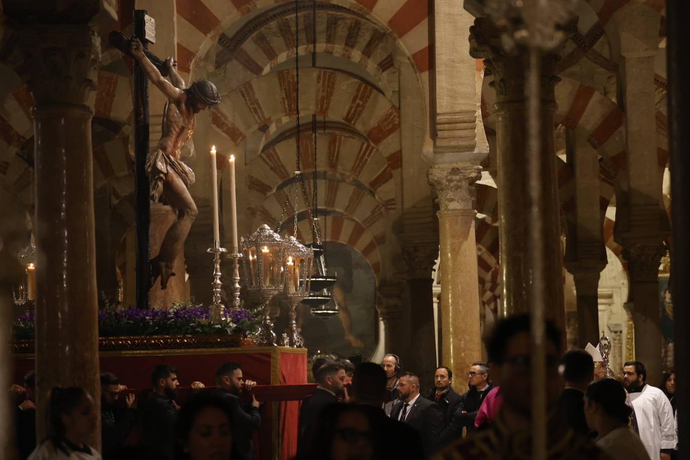 Fotos: El sobrecogedor Vía Crucis de las hermandades en torno al Cristo de la Piedad de Córdoba