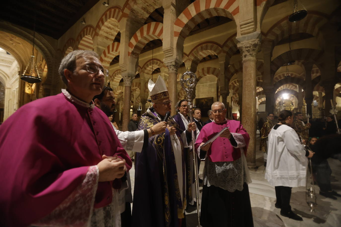 Fotos: El sobrecogedor Vía Crucis de las hermandades en torno al Cristo de la Piedad de Córdoba