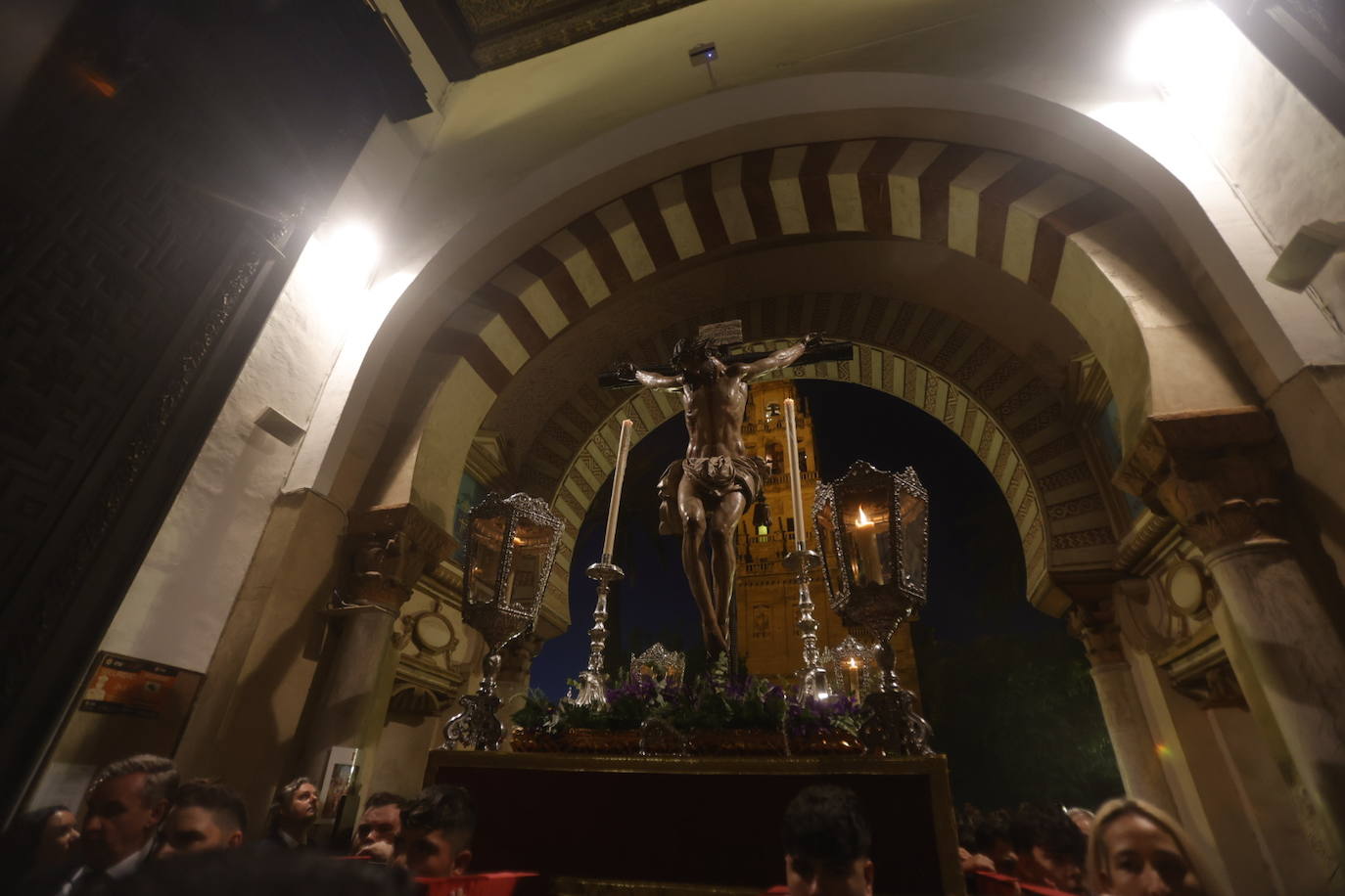 Fotos: El sobrecogedor Vía Crucis de las hermandades en torno al Cristo de la Piedad de Córdoba