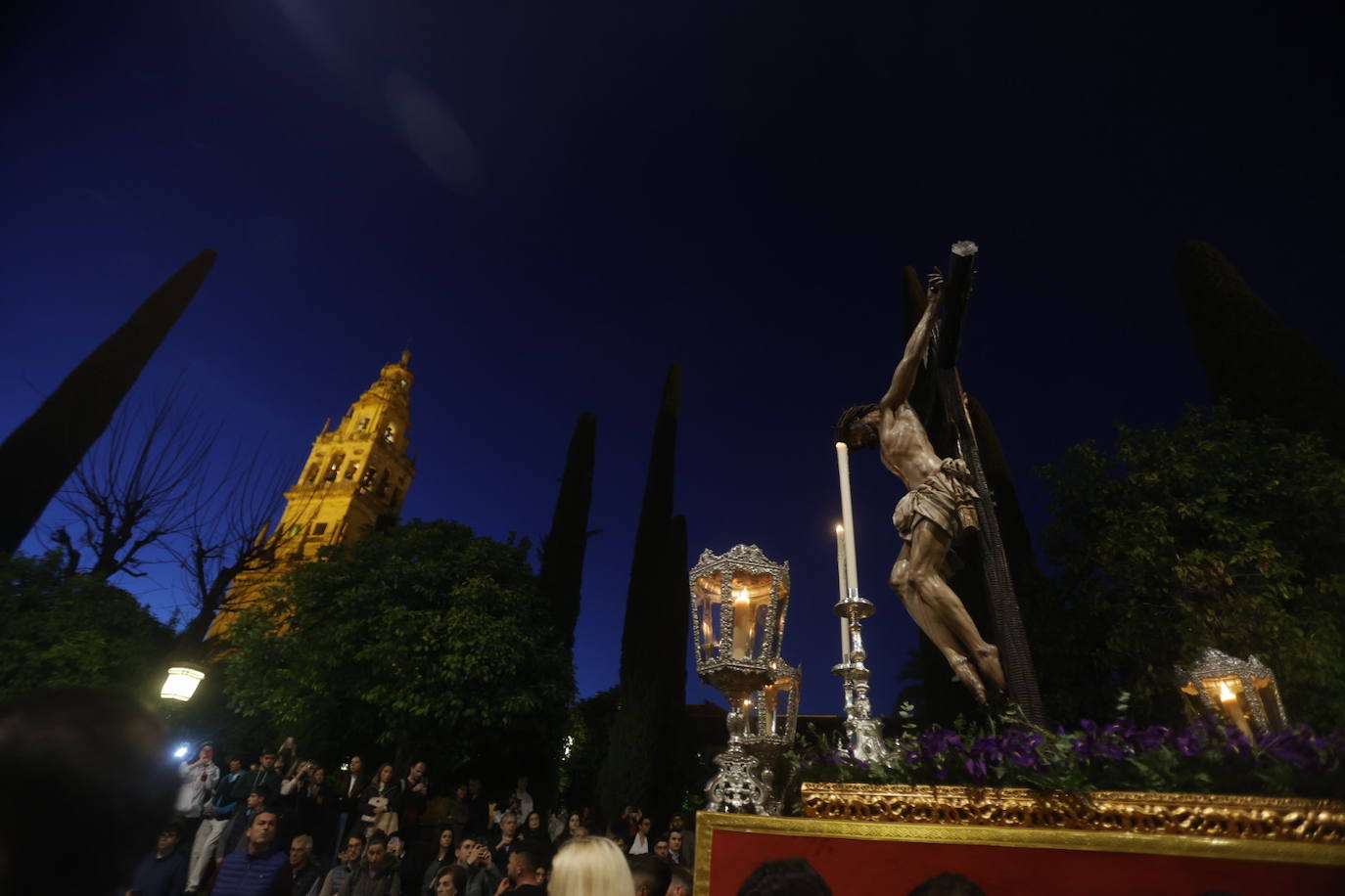 Fotos: El sobrecogedor Vía Crucis de las hermandades en torno al Cristo de la Piedad de Córdoba