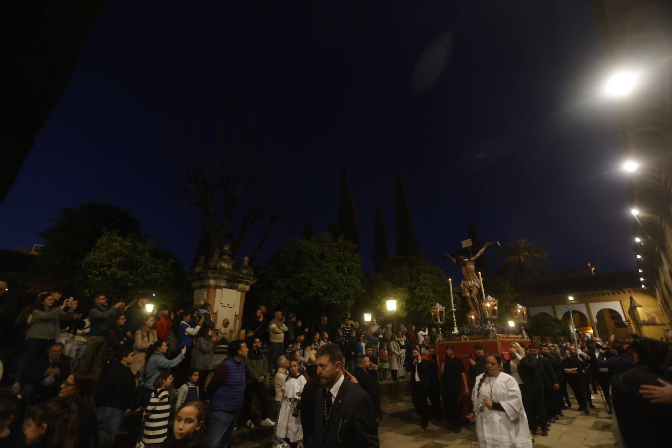 Fotos: El sobrecogedor Vía Crucis de las hermandades en torno al Cristo de la Piedad de Córdoba