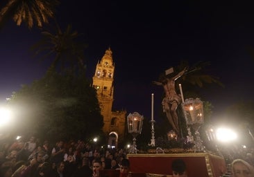 Fotos: El sobrecogedor Vía Crucis de las hermandades en torno al Cristo de la Piedad