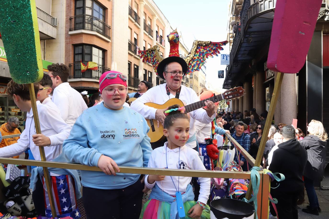 Fotos: la Cabalgata del Carnaval llena de exuberancia las calles de Córdoba