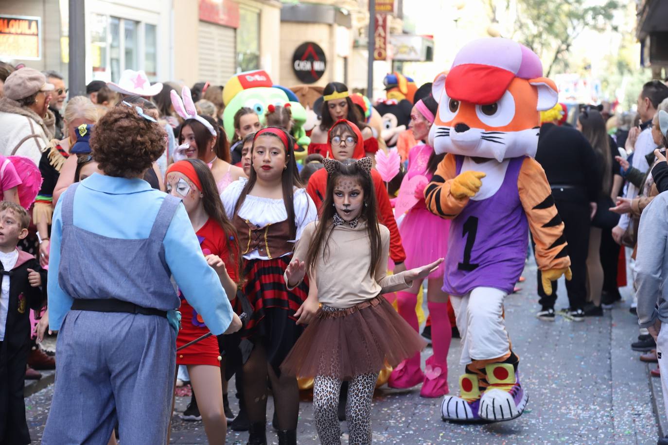 Fotos: la Cabalgata del Carnaval llena de exuberancia las calles de Córdoba