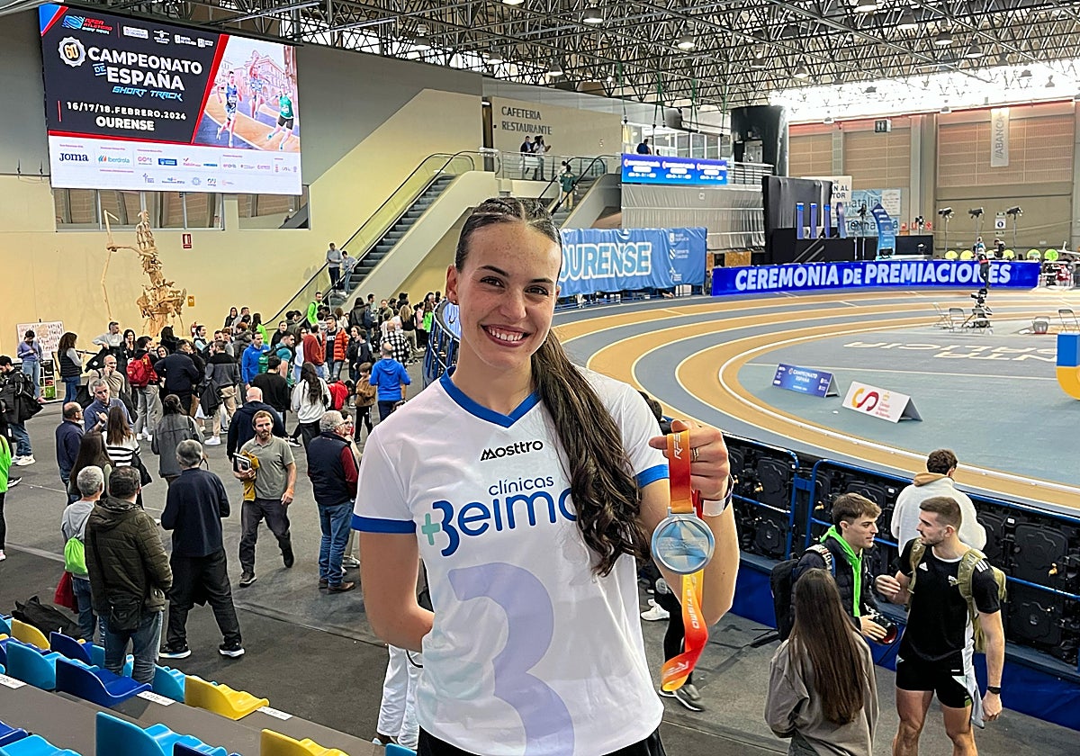 Carmen Avilés sostiene la medalla de plata conquista en Ourense