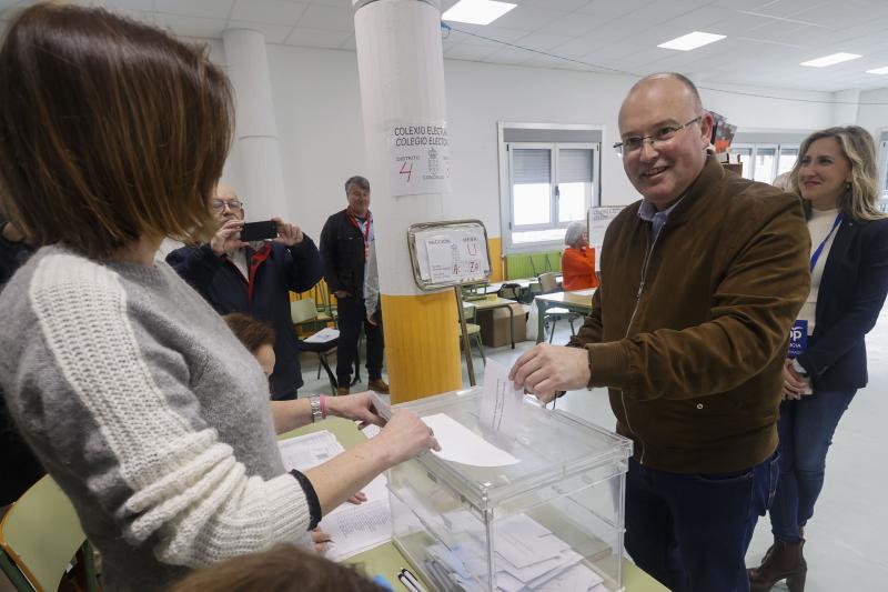 El portavoz del Grupo Popular en el Congreso de los Diputados Miguel Tellado vota en el colegio electoral de CEIP Cruceiro de Canido de Ferrol