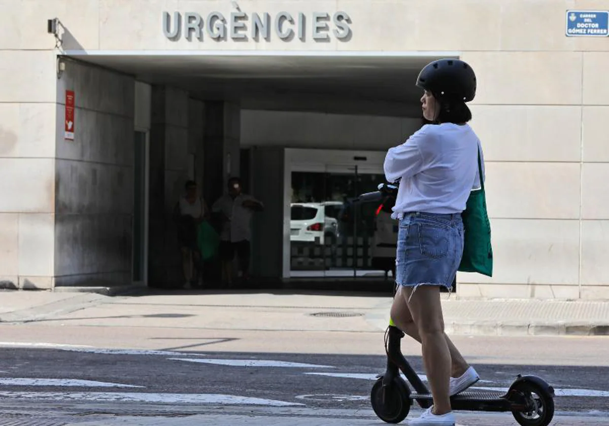 Imagen de archivo de una mujer sobre un patinete en Valencia