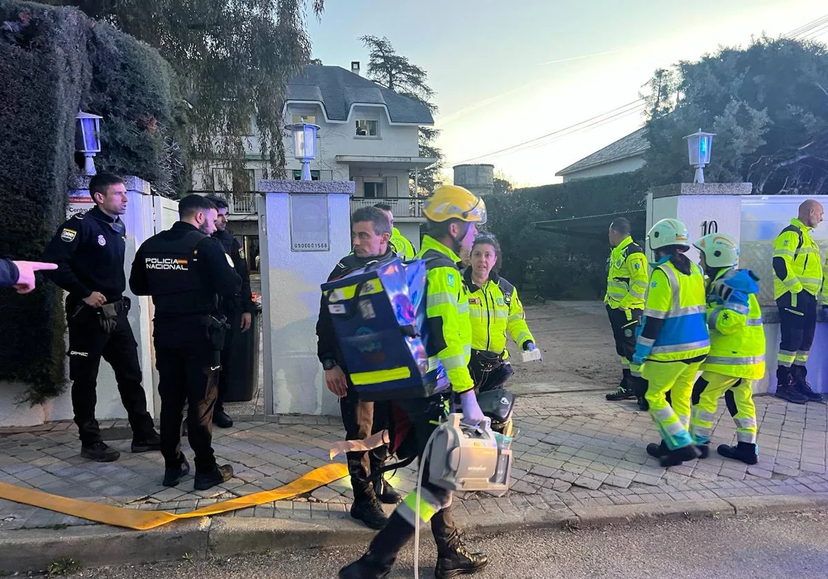 Bomberos y policías en los exteriores de la residencia