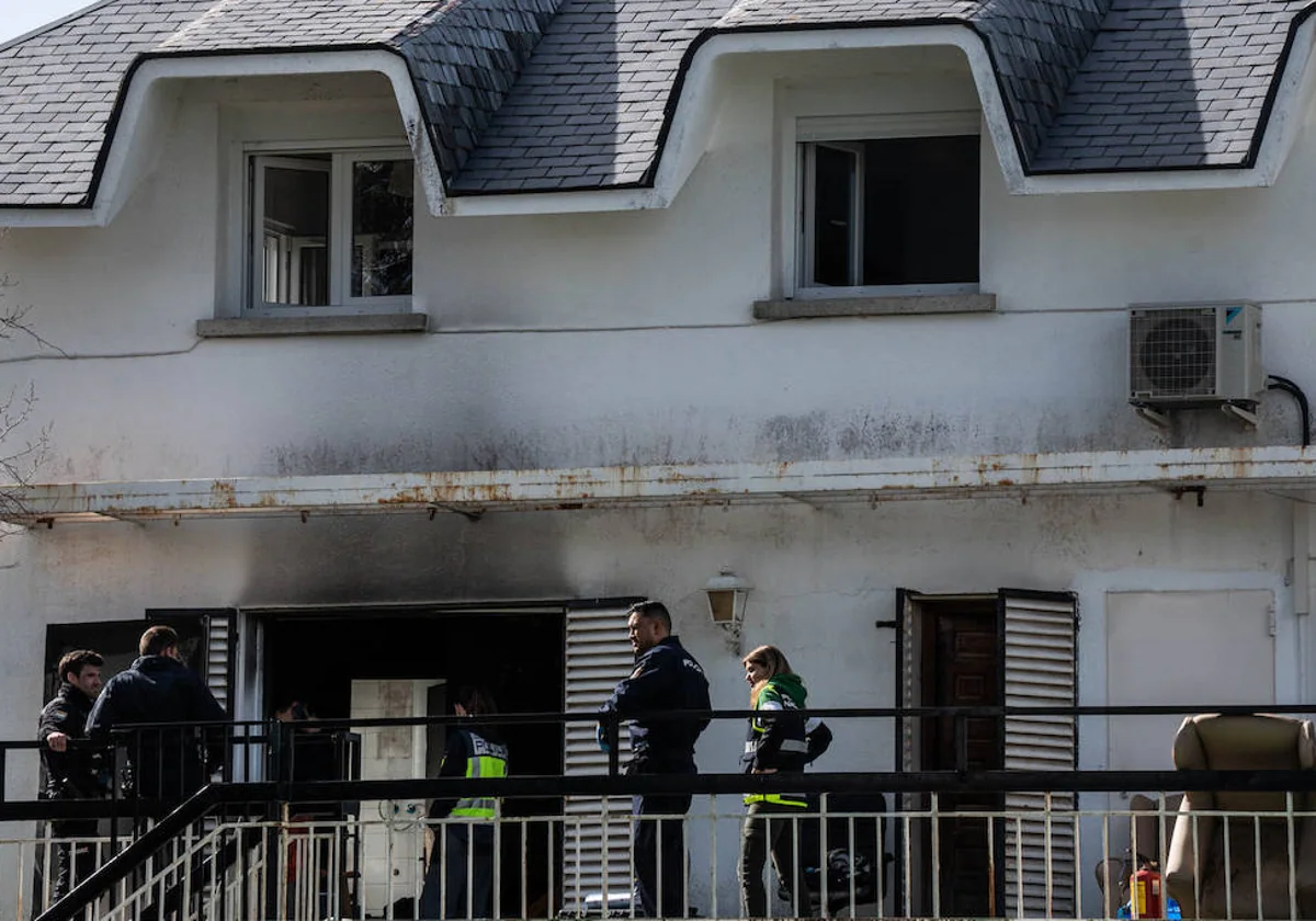 La Policía Científica, ayer por la mañana, en la residencia Juan XXIII, en Madrid