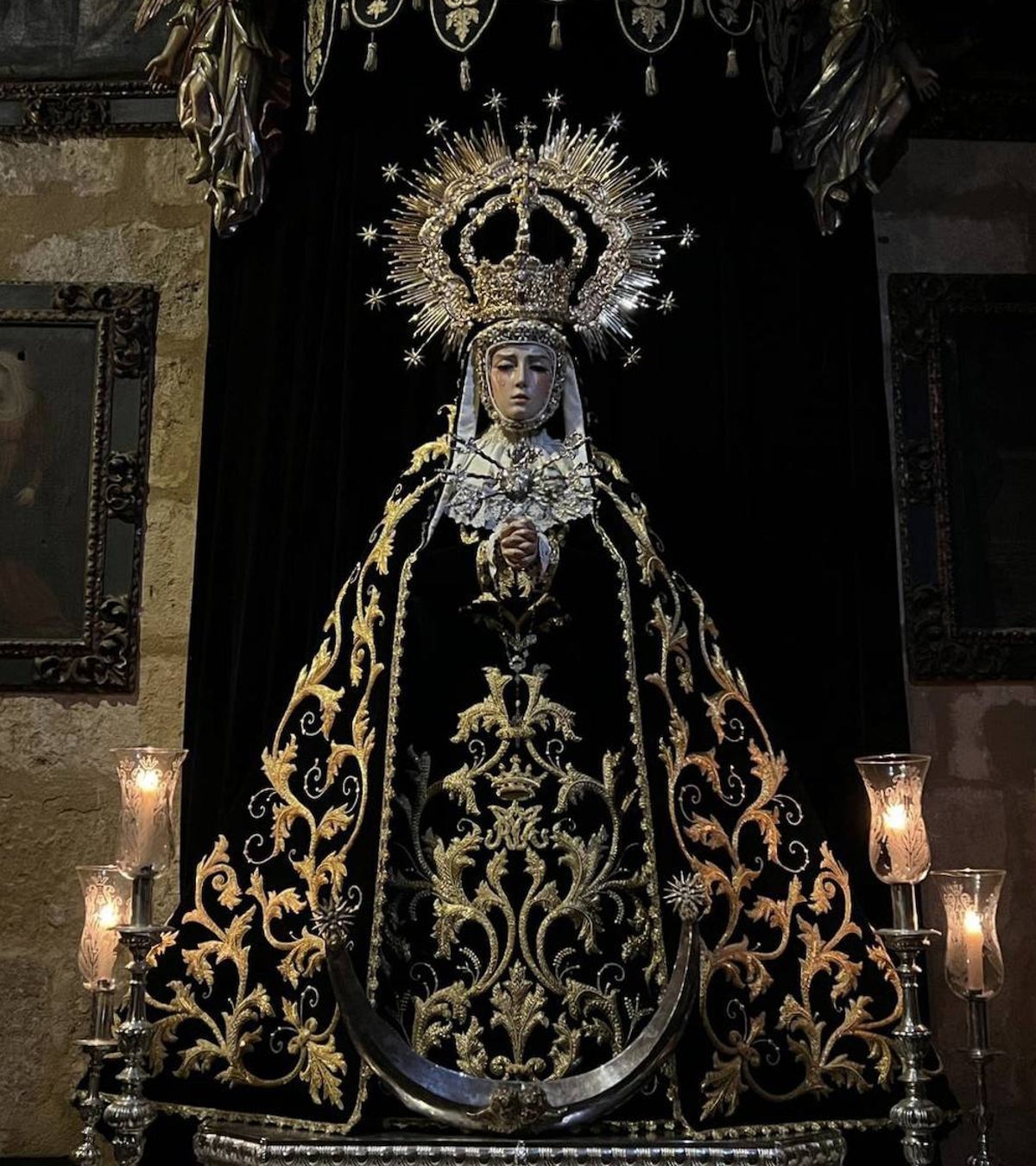 Nuestra Señora Madre de Dios en sus Tristezas, con el nuevo juego de manto y saya