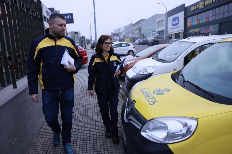 Los votos por correo son llevados a los correspondientes colegios electorales en Santiago de Compostela al comienzo de la jornada electoral en Galicia