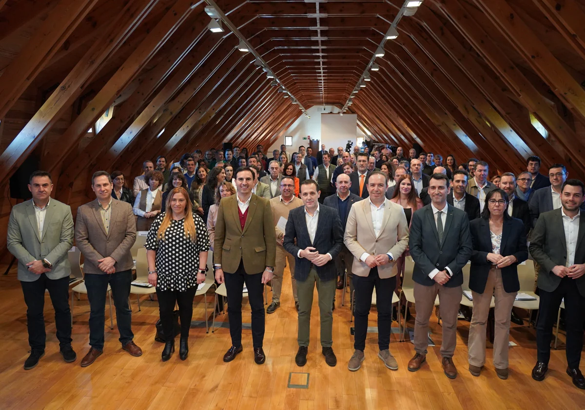 El presidente de la Diputación de Valladolid, Conrado íscar, junto a un centenar de alcaldes de la provincia vallisoletana