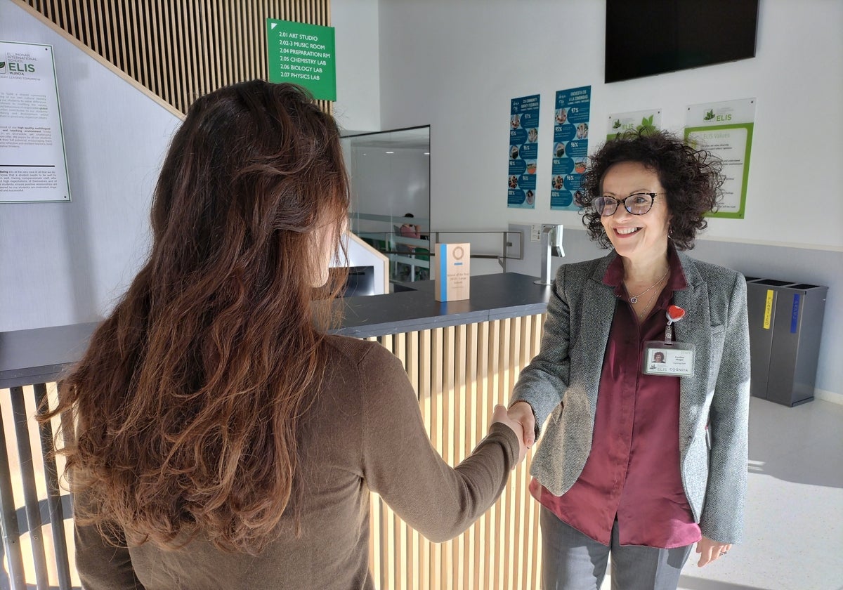 Caroline Bhagat da la bienvenida a un estudiante en ELIS Murcia