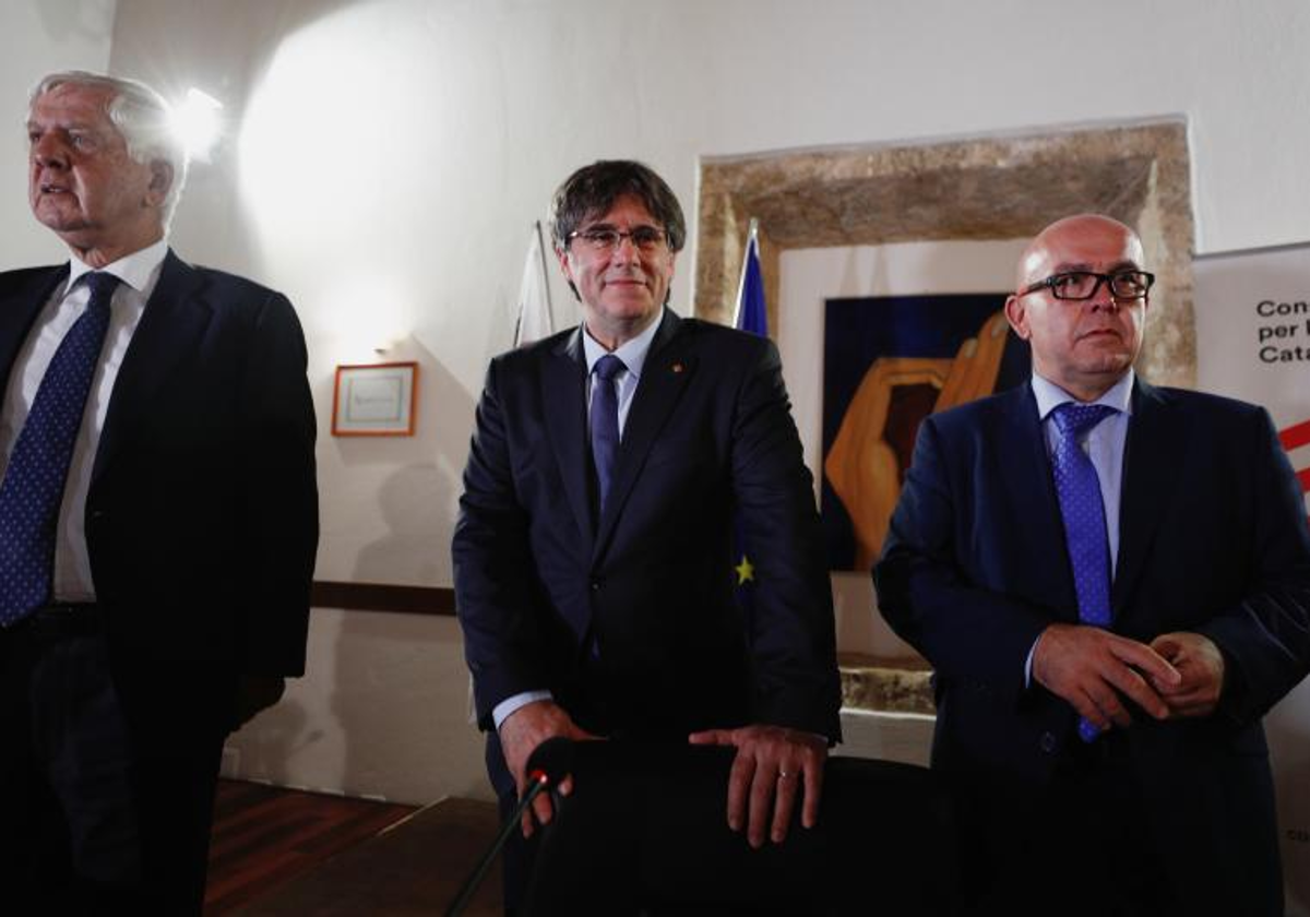 Carles Puigdemont, con su abogado Gonzalo Boye, en una imagen de 2021, en Italia