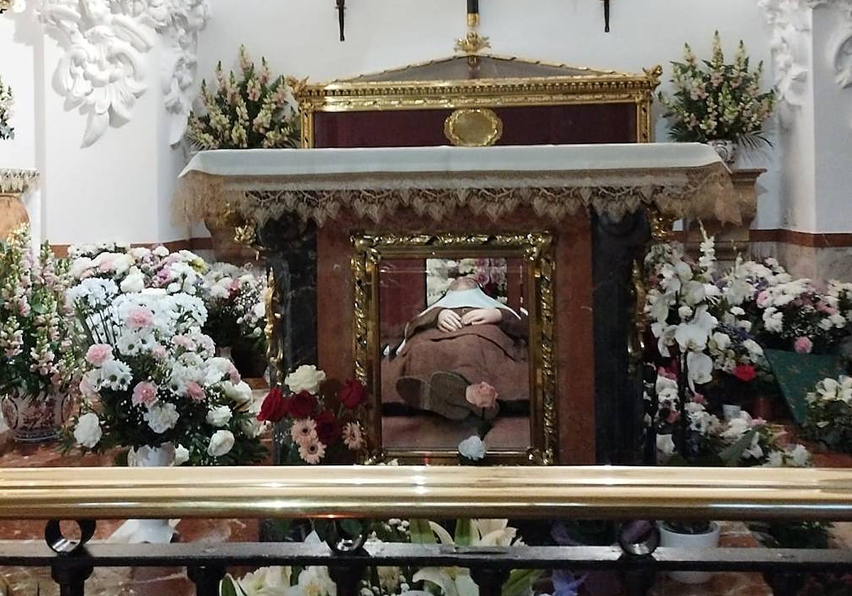 La medalla de oro fue dispuesta sobre el altar donde reposa Santa Ángela de la Cruz, en Sevilla, durante la misa