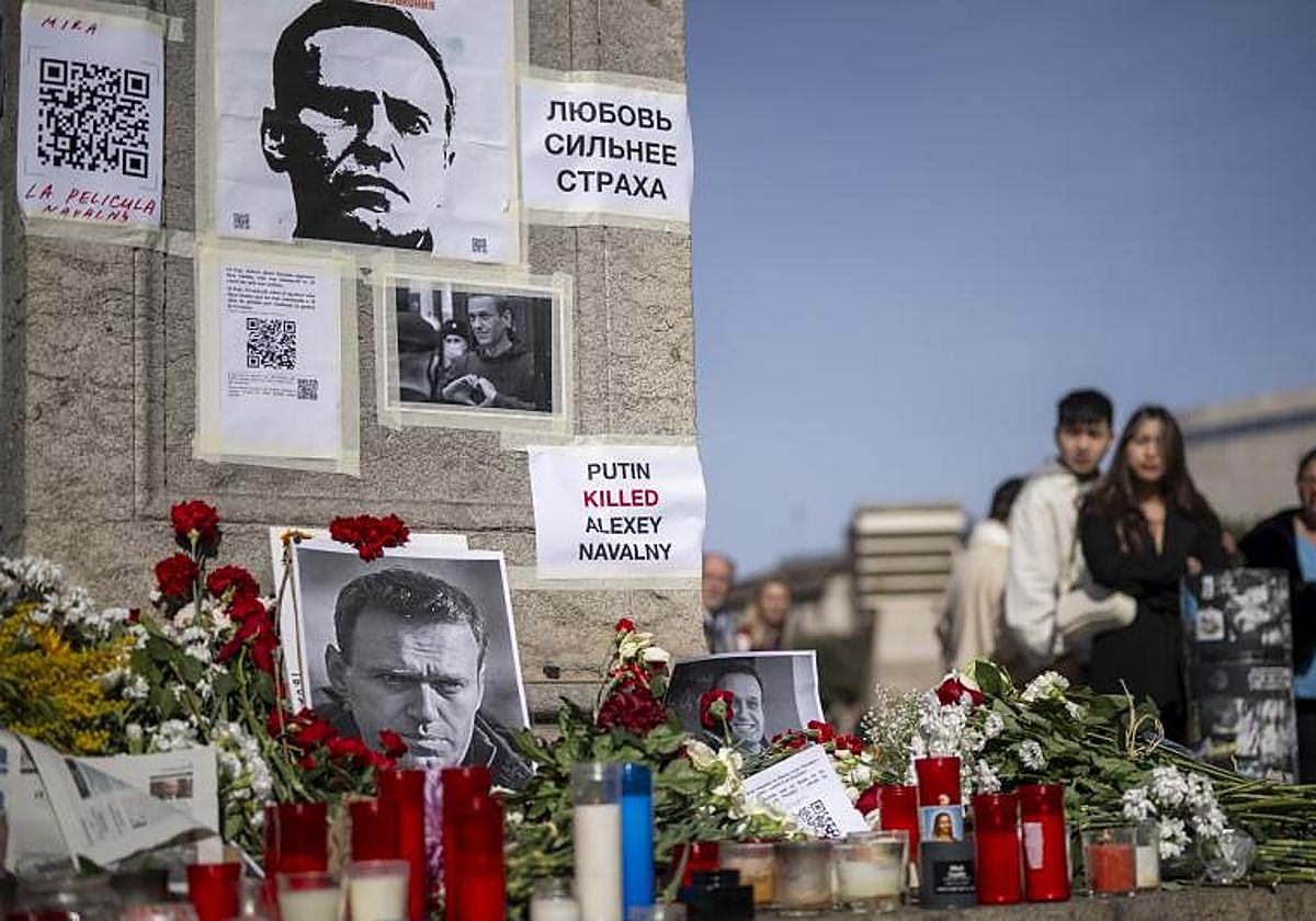 Un memorial improvisado por ciudadanos rusos por la muerte de Alexéi Navalni, en Barcelona