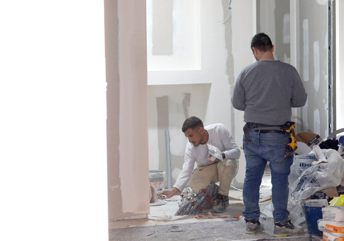 Un joven albañil durante unas obras en un local del Centro de Córdoba