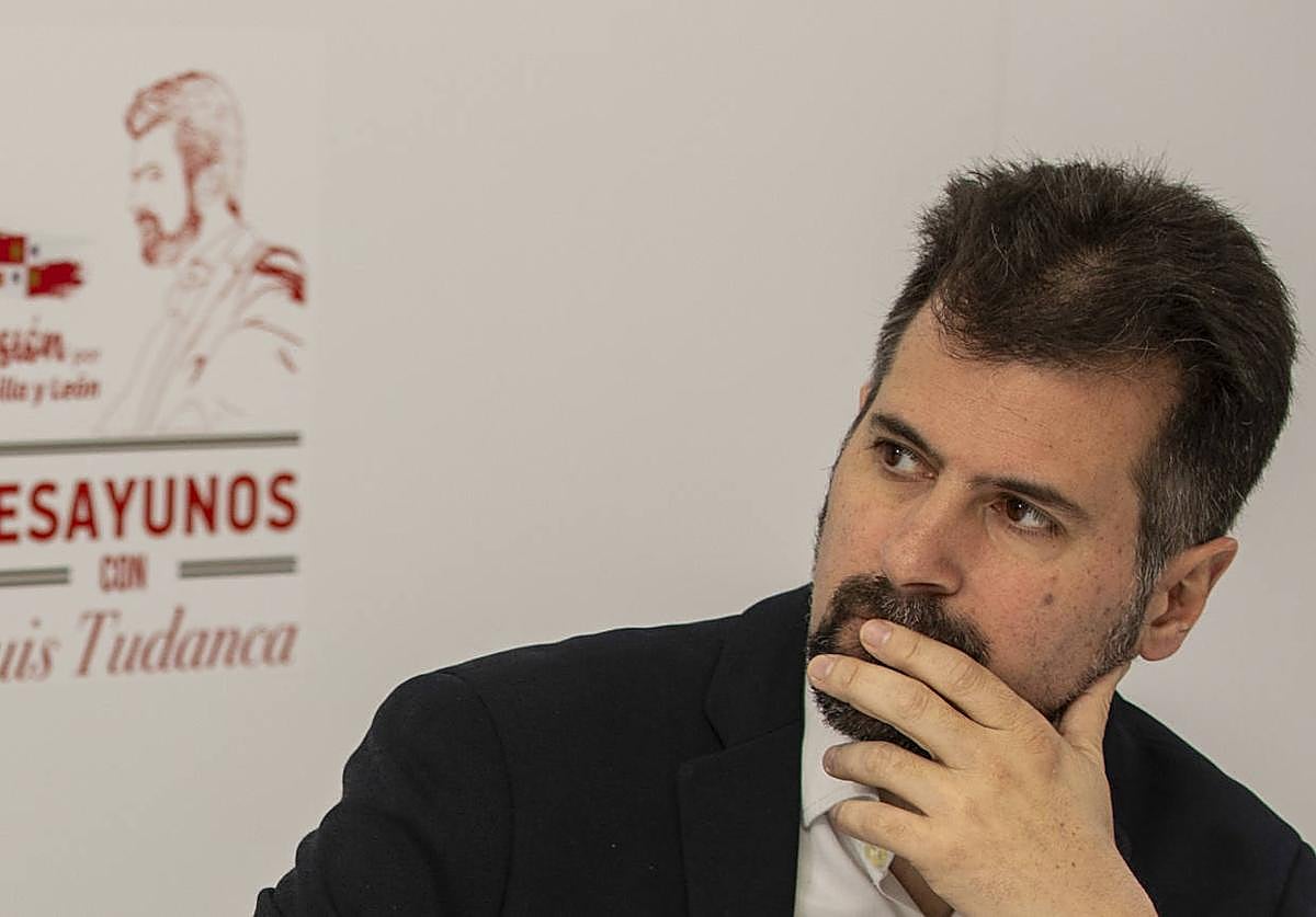 El secretario general del PSOECyL y portavoz en las Cortes, Luis Tudanca, participa en un desayuno informativo en Ávila