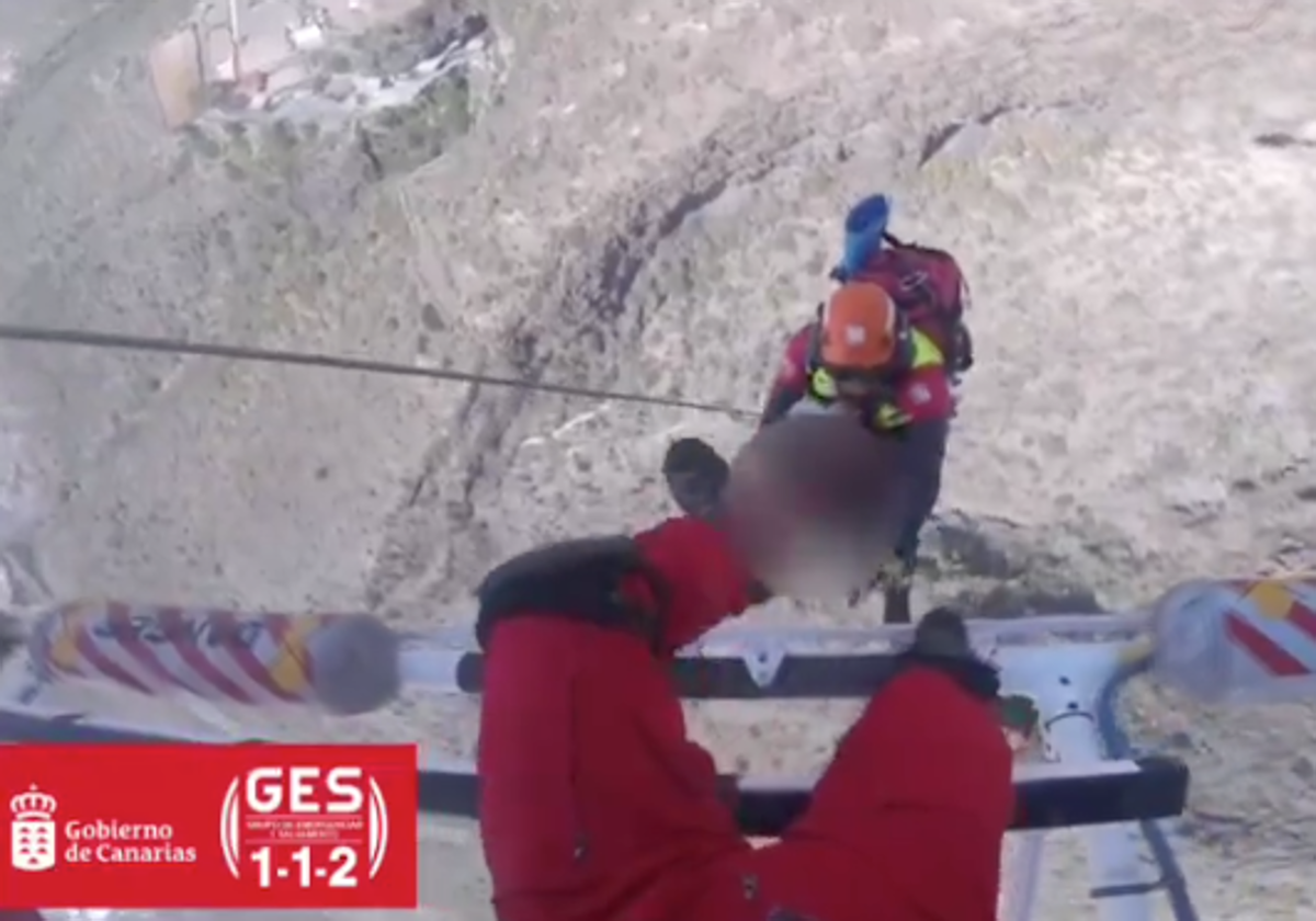 Rescate en el helicóptero del GES de un parapentista alemán accideenado en Adeje