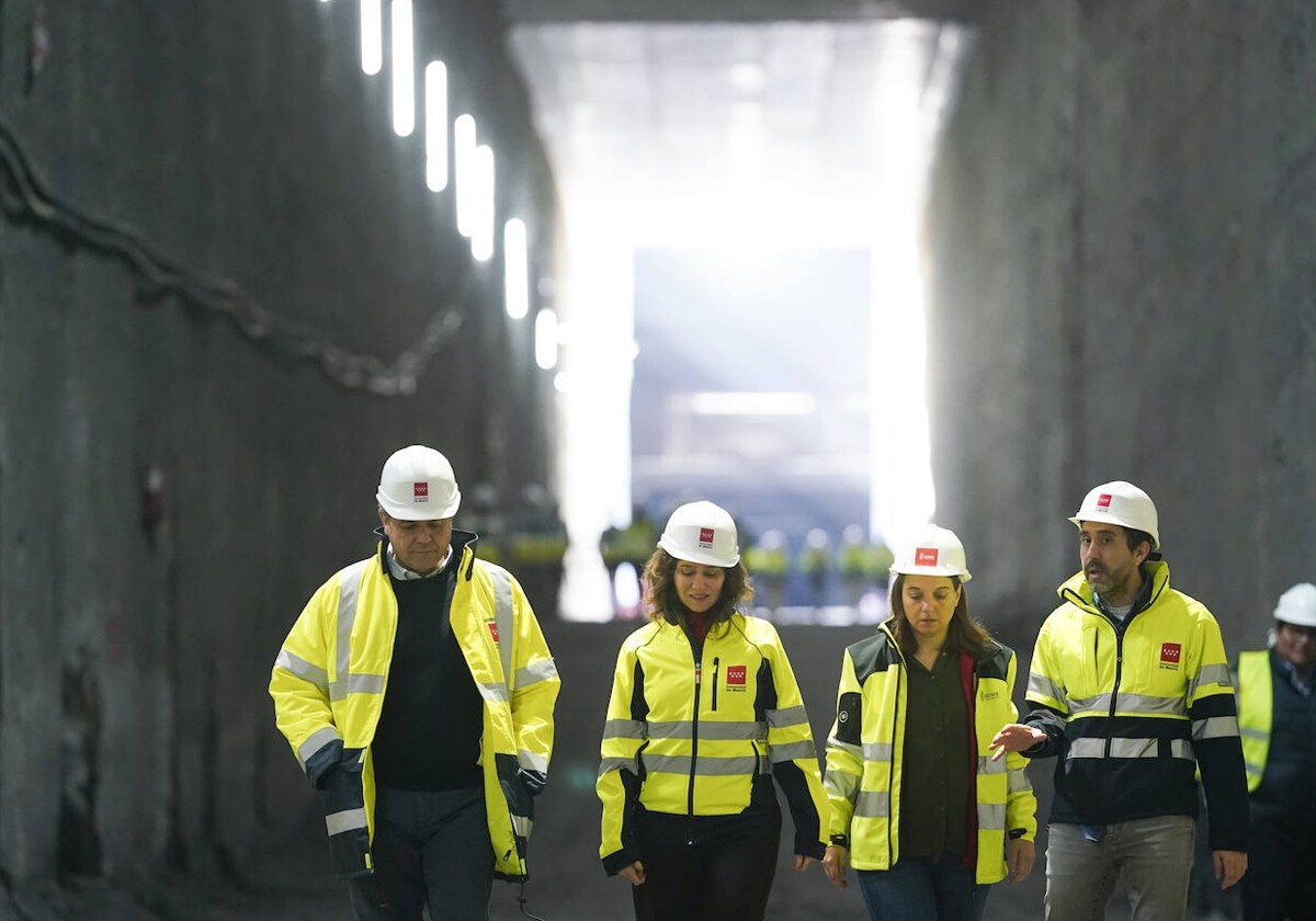 La presidenta Diaz Ayuso, junto a la alcaldesa de Getafe, Sara Hernández, y el consejero de Transportes, Jorge Rodrigo (izq.), en las obras de ampliación de la Línea 3 de Metro