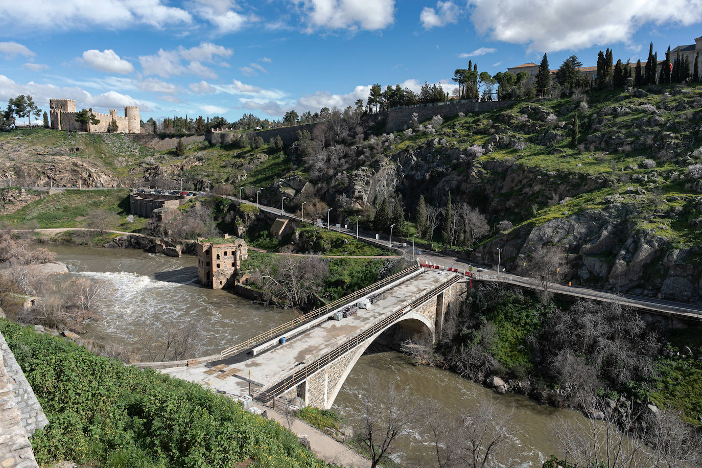 Así avanzan las obras de la pasarela peatonal del puente nuevo de Alcántara