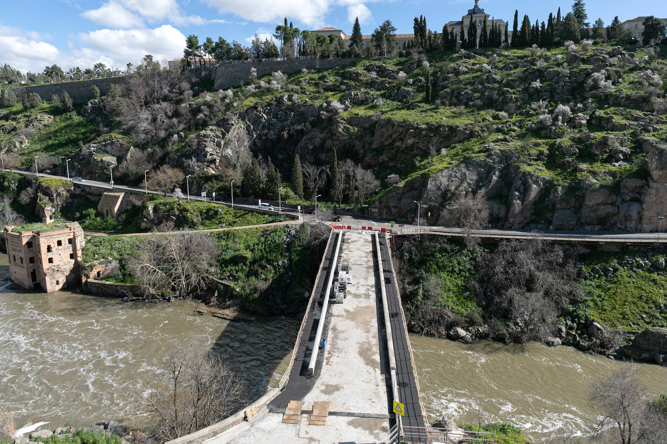 Así avanzan las obras de la pasarela peatonal del puente nuevo de Alcántara