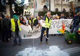 Agricultores y ganaderos llegan a Granada y advierten a la capital: «Comeréis ladrillos»