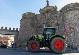 Decenas de tractores atraviesan Toledo camino de Madrid