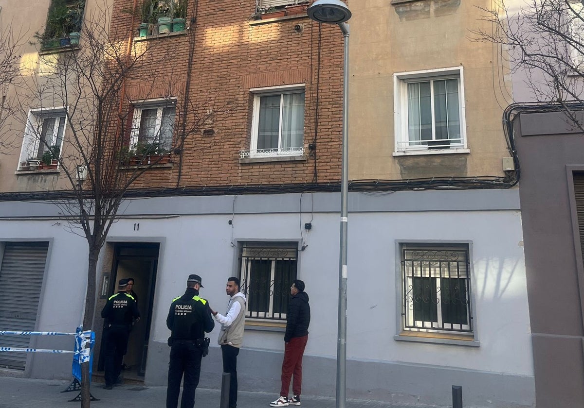 Exterior del tercer edificio desalojado en Badalona