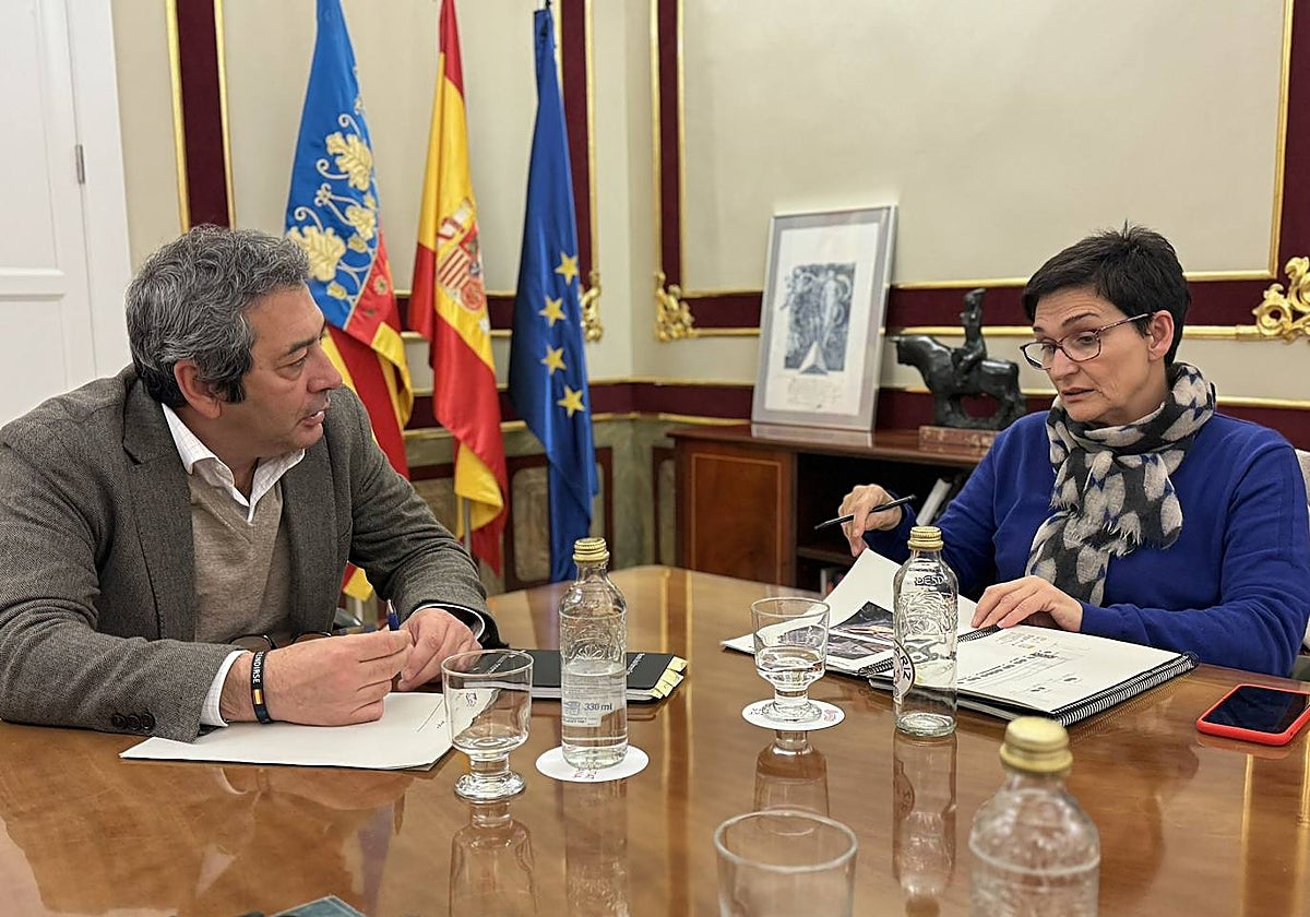 Imagen del vicepresidente primero de la Generalitat, Vicente Barrera, y la directora del IVAM, Nuria Enguita, el pasado lunes durante una reunión de trabajo
