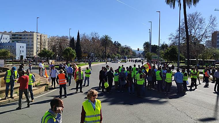 Los manifestantes sobres las tres de la tarde han cortado Vallellano