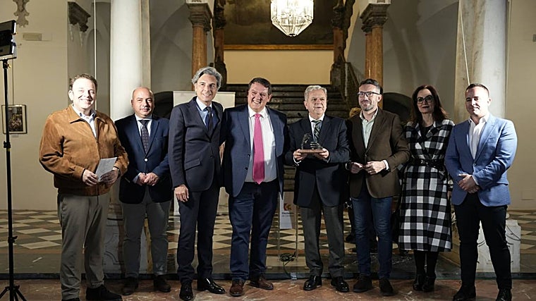 Salvador Fuentes, cuarto por la derecha, sostiene el galardón de Fococor