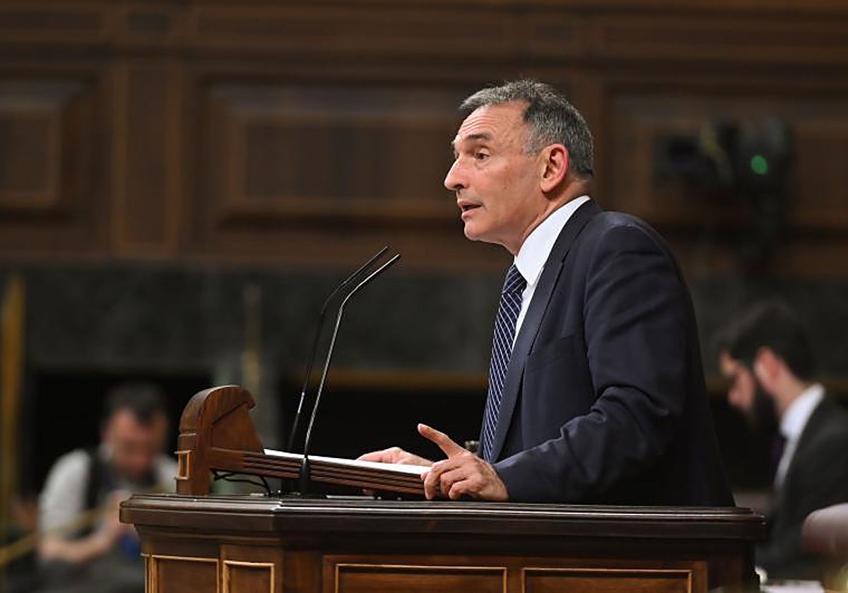 El diputado de Sumar Enrique Santiago interviene en la sesión plenaria del Congreso, este martes en Madrid